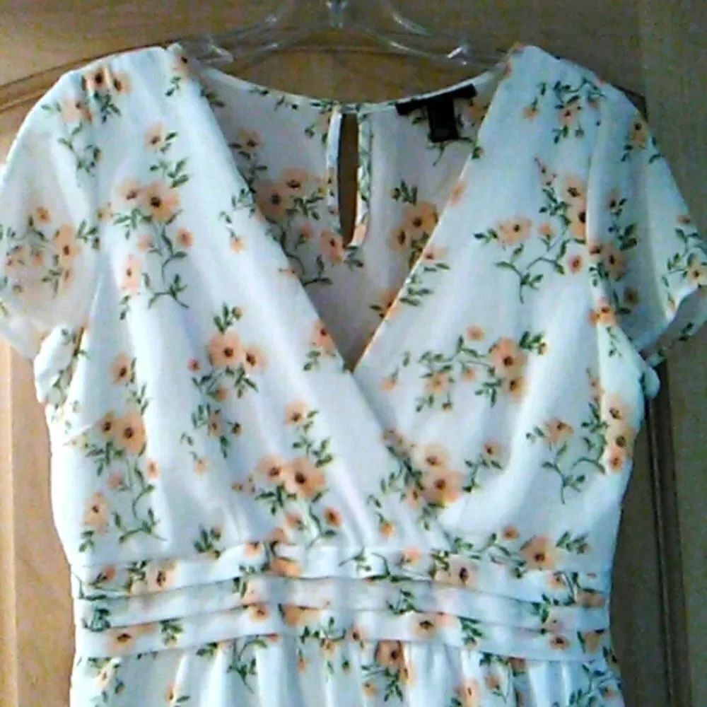 XXI Floral Romper - Picture 2 of 10